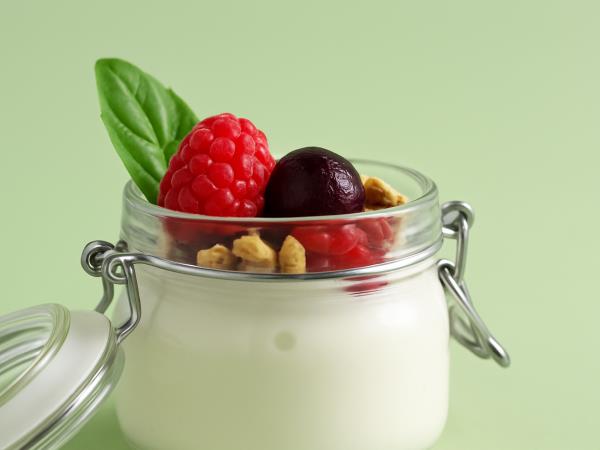Jogurt in krvni tlak: ena porcija na dan, ki jo srce morda res ceni
